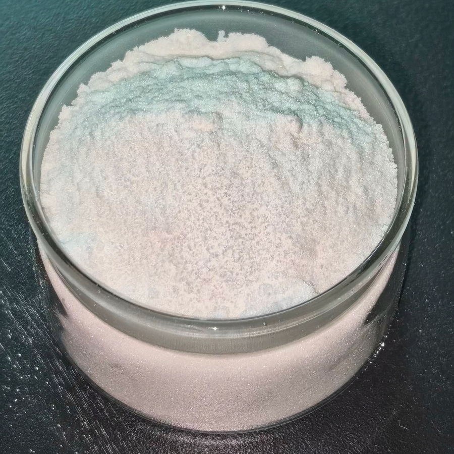无水亚硫酸钠实拍样品：白色结晶粉末，玻璃样品罐盛装